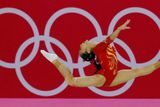 Fotografie z vystoupení čínské gymnastky Teng Lin-lin během finálového závodu družstev.
