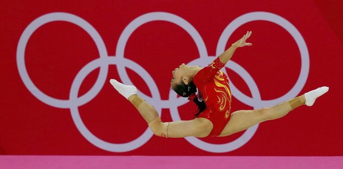 Fotografie z vystoupení čínské gymnastky Teng Lin-lin během finálového vystoupení gymnastických družstev.