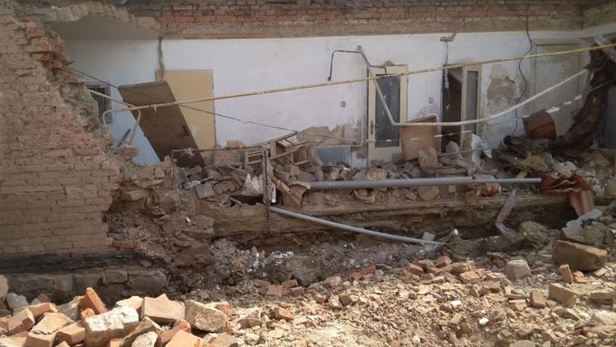 Podle fotografií muže stěna nejspíš zavalila při demolici domu.