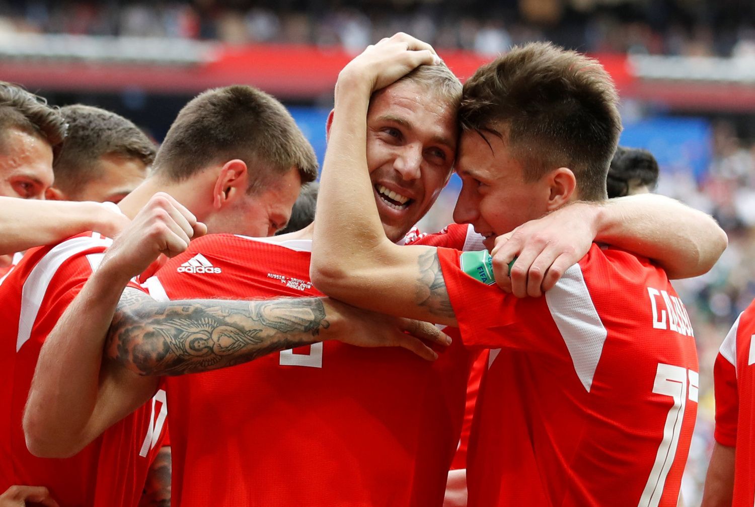 Jurij Gazinský z Ruska slaví gól na 1:0 v zápase se Saúdskou Arábií na MS 2018