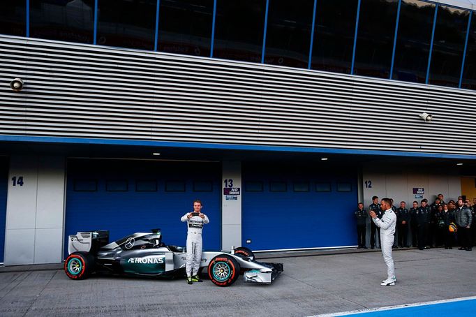 Lewis Hamilton a Nico Rosberg předvádějí monopost Mercedesu pro sezonu 2014