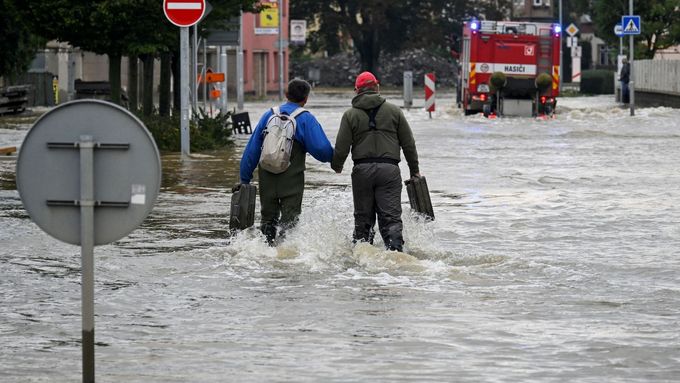 "Povodně v Česku svým rozsahem, srážkami i významem překonávají rok 2013," hodnotí Jan Daňhelka z Českého hydrometeorologického ústavu.