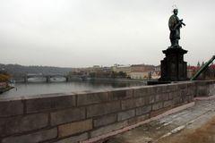 Pokutu za opravu Karlova mostu Praha sama sobě nedá