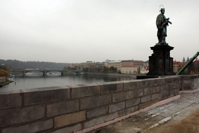 V dokončeném zábradlí kámen ze středověku nenajdete. Opravuje se vlastně sto let stará replika