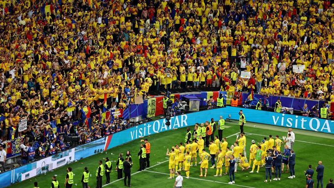 Rumunští fotbalisté a fanoušci po vyřazení v osmifinále fotbalového Eura