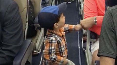 Dvouletý chlapec si svým pozdravem získal cestující v letadle i celý internet