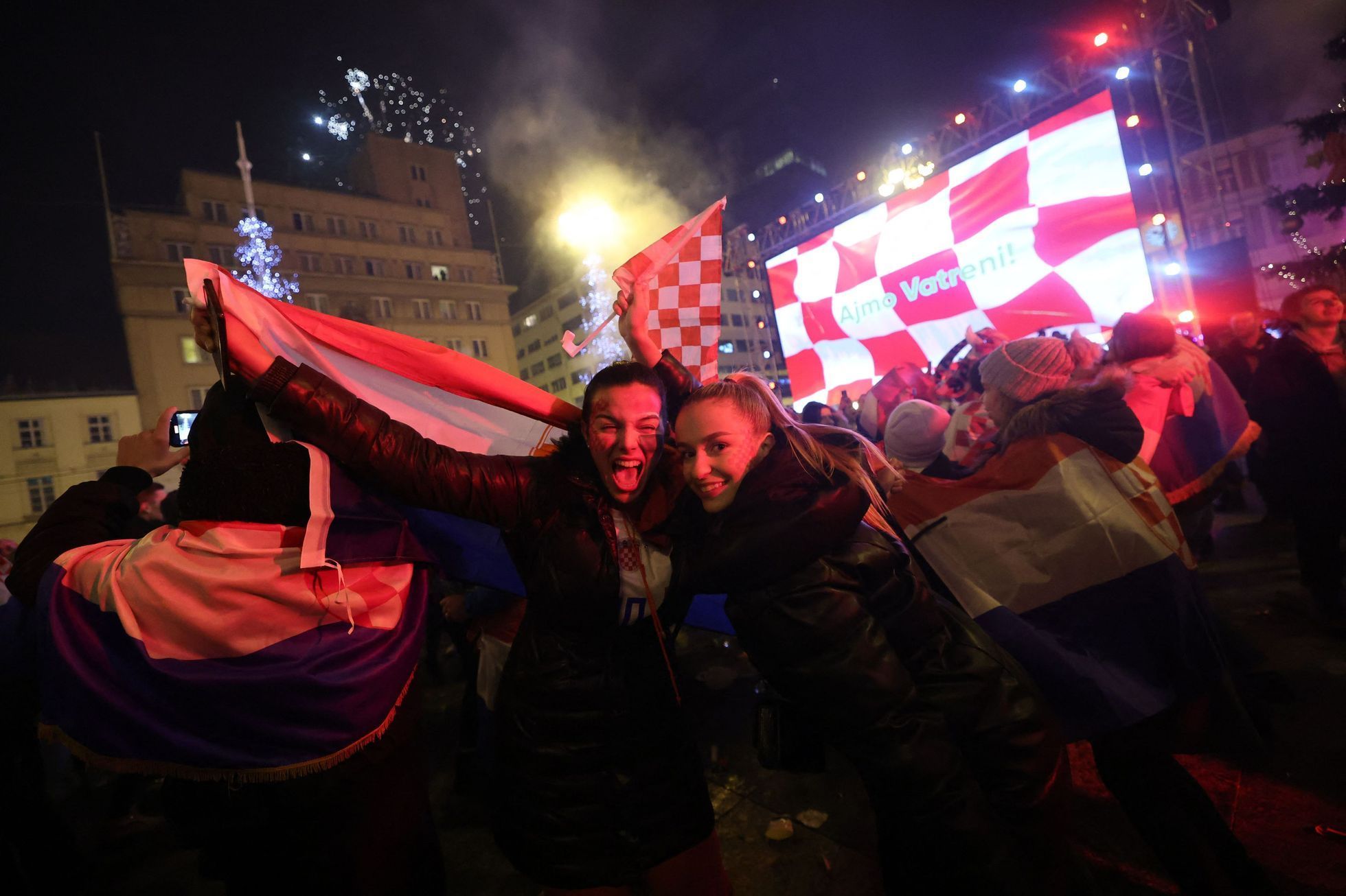 Chorvaté fandí v ulicích Záhřebu během semifinále MS 2022 Argentina - Chorvatsko