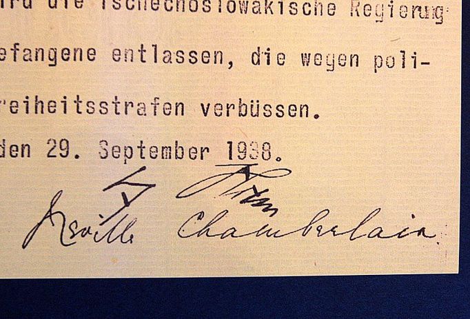 Hotovo. Agresoři Adolf Hitler a Benito Mussolini spolu se zbabělci Edwardem Daladierem a Neville Chamberlainem rozdělili třetinu území svrchovaného státu mezi Třetí říši, Polsko a Maďarsko