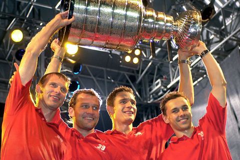 Zleva se Stanley Cupem: Hašek, Šlégr, Fischer a Kohn