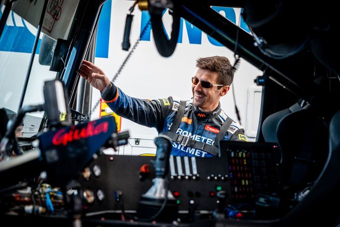 Dakarský vítěz Martin Macík mladší při premiéře na okruhu v Mostě