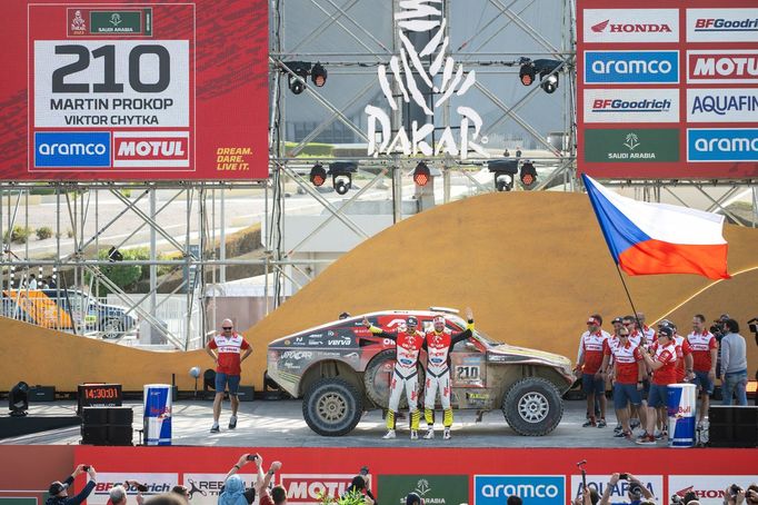 14. etapa Rallye Dakar 2023: Martin Prokop s členy Orlen Benzina Teamu na cílové rampě