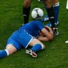 Thiago Motta se drží za hlavu po zranění v utkání Chorvatska s Itálií ve skupině C na Euru 2012