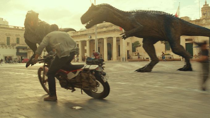 Chris Pratt jako Owen ujíždí dinosaurům, kteří už jsou v novém Jurském světě všude.