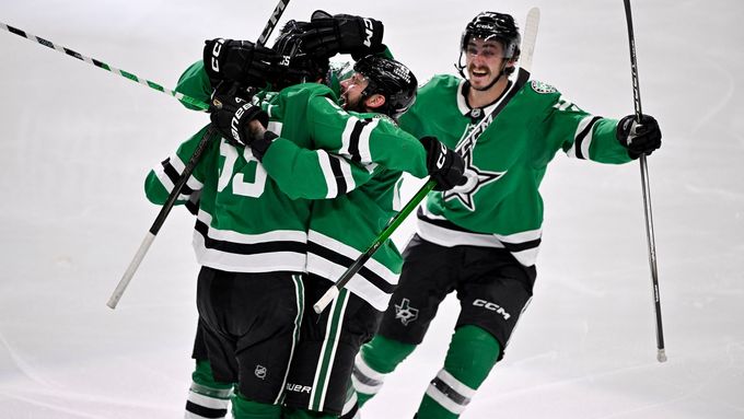 Thomas Harley (55), Tyler Seguin (91) a Mason Marchment (27) slaví gól Dallasu.