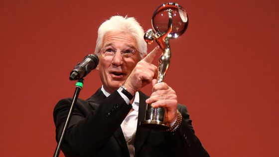 Foto: Richard Gere poklekl před Bartoškou. Vary ožily filmem