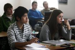 V Česku v roce 2016 žilo skoro půl milionu cizinců. Nejvíce Ukrajinců, Slováků a Vietnamců