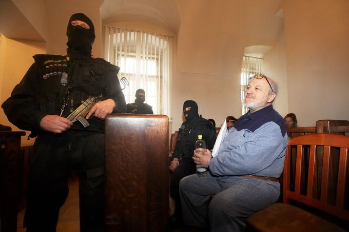 Ivan Roubal byl v roce 2010 zachycen u soudu v Praze, kde žaloval VZP a Vězeňskou službu kvůli podmínkám ve vězení