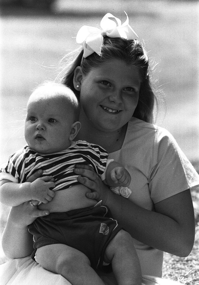 Louise Brownová, první dítě ze zkumavky, se narodila v roce 1978. Na snímku z roku 1989 drží sestru Nataliu, jež přišla na svět o čtyři roky později stejným způsobem.