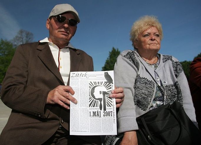 Na brněnské akci rozdávali Haló noviny, leták zítřek a všichni účastníci obdrželi také připínací pletené třešničky. Prý jsou dobré i jako vánoční ozdoba.