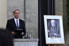 Zcela zaplněné krematorium Strašnice se s Krampolem rozloučilo hudbou a zpěvem