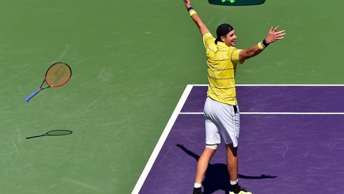 John Isner slaví vítězství na turnaji v Miami 2018