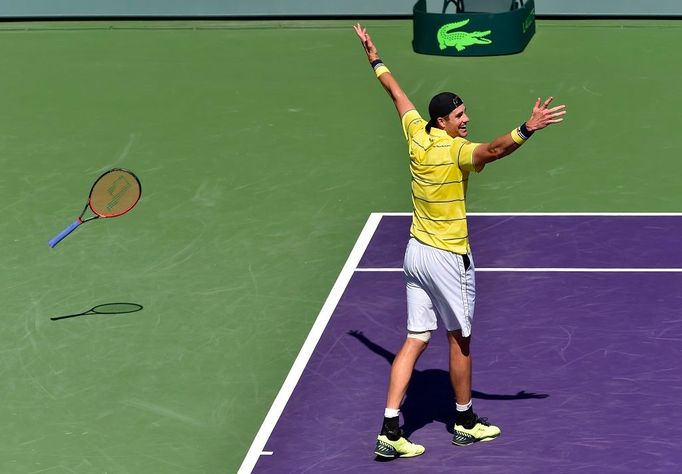 John Isner slaví vítězství na turnaji v Miami 2018