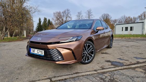 Už to není vylítaná oktávka. Hitem českých taxikářů je hybridní Toyota, víme proč