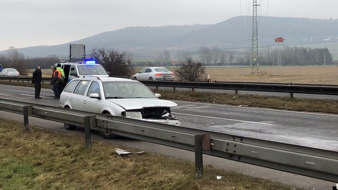 Na D10 u Mladé Boleslavi se srazilo pět aut a sanitka