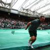 Wimbledon 2023: zakrývání plochy centrálního kurtu