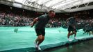 Wimbledon 2023: zakrývání plochy centrálního kurtu