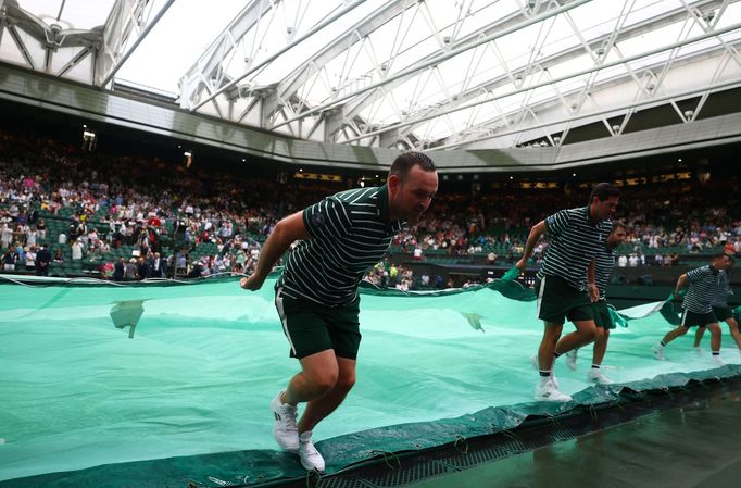 Wimbledon 2023: zakrývání plochy centrálního kurtu