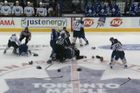 VIDEO Hromadná bitka v přípravě na NHL. Rvali se i gólmani