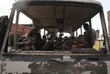 Tato unavená skupina rebelů chodí odpočívat do vypáleného autobusu.