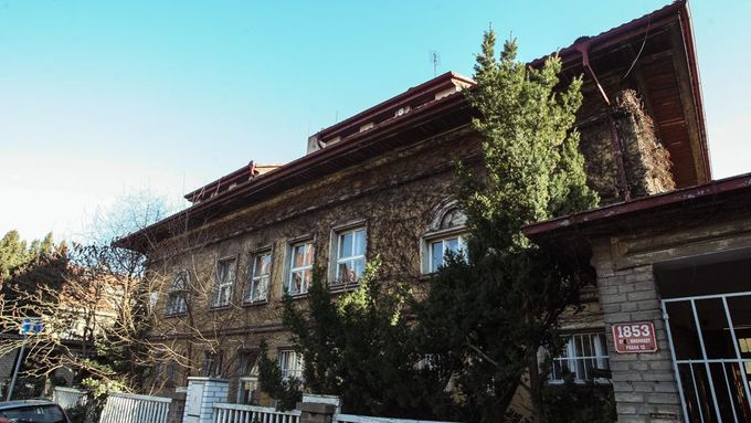 Bratři Čapkové si dvojdům na Vinohradech nechali postavit v letech 1923 a 1924 podle návrhu architekta Ladislava Machoně.