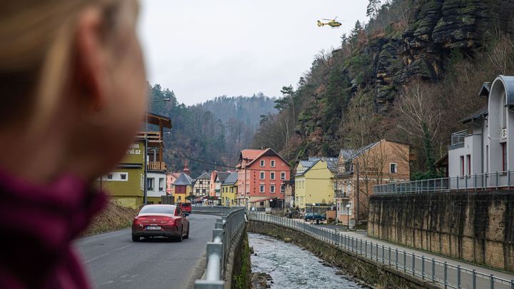 Řidiči neprojedou Hřenskem, uvolněný obrovský balvan hrozí zřícením