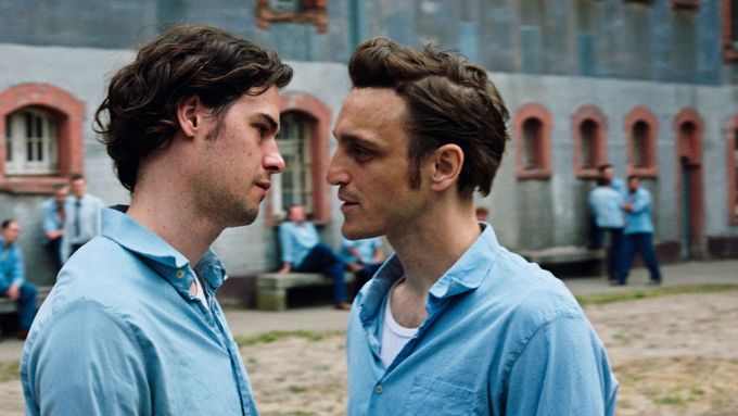 Thomas Prenn v roli Oskara a Franz Rogowski jako Hans, který odmítá přijmout homofobii coby společenskou normu.