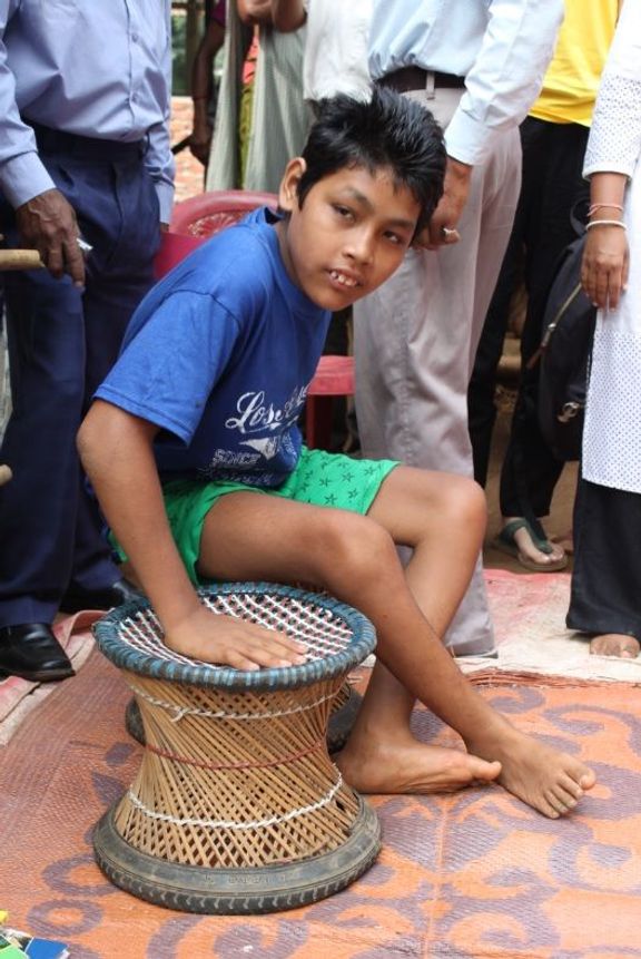 Rahul Mejar se naučil pohybovat pomocí taburetek, které skládá před sebe.