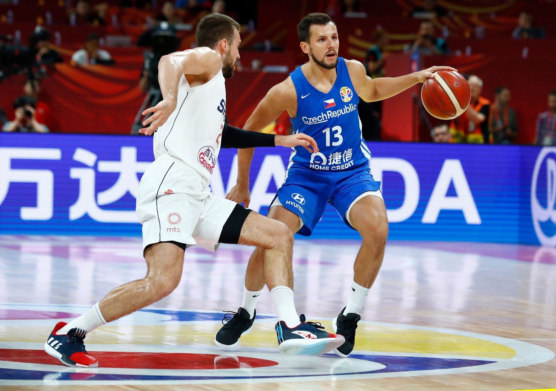 basketbal, MS 2019, Česko - Srbsko, Jakub Šiřina a Marko Gudurič