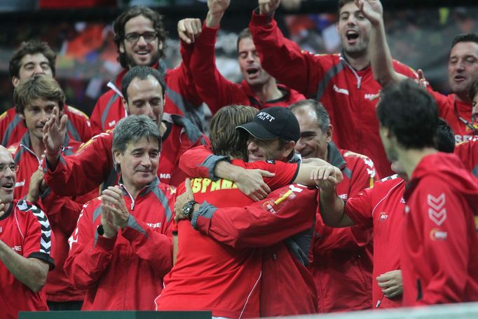 Španělský tenista David Ferrer ve finále Davis Cupu 2012 proti Čechovi Tomáši Berdychovi.