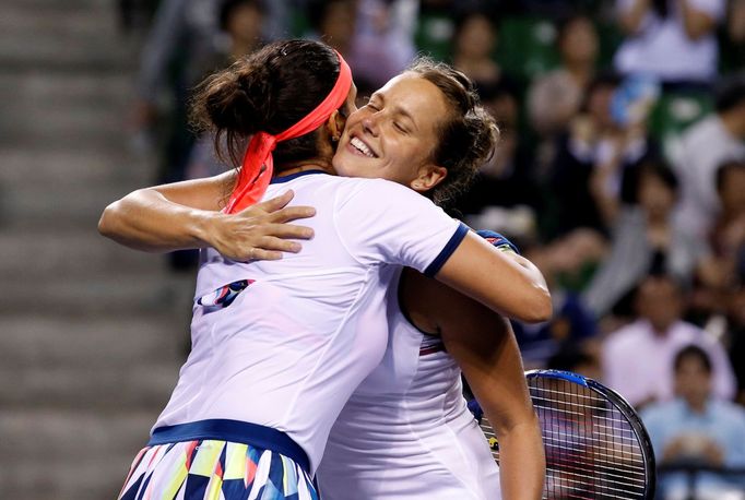 Barbora Strýcová (vpravo) a Sania Mirzaová na vítězném turnaji v Tokiu.