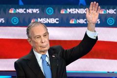Bloomberg odstoupil z boje o Bílý dům, proti Trumpovi podpoří Bidena