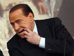 Berlusconi odstoupil z funkce premiéra, svůj vliv si ale v italské politice chce podržet dále