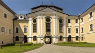 Během staletí prošel objekt prelatury mnoha přestavbami. Autorství té dodnes zachované, s monumentálně členěným barokním průčelím, se připisuje Janu Blažeji Santinimu-Aichlovi.