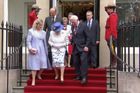 Guvernér Kanady porušil královský protokol. Dotkl se Alžběty II.