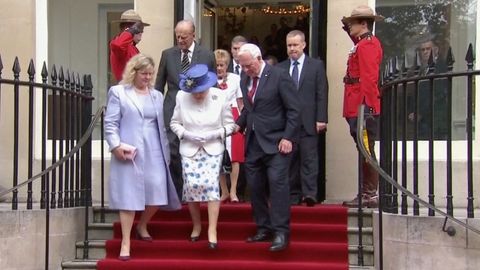 Guvernér Kanady porušil královský protokol. Dotkl se Alžběty II.