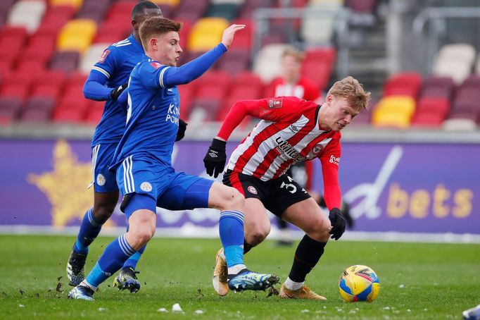 Brentford - Leicester City: Jan Žambůrek (vpravo) - Harvey Barnes