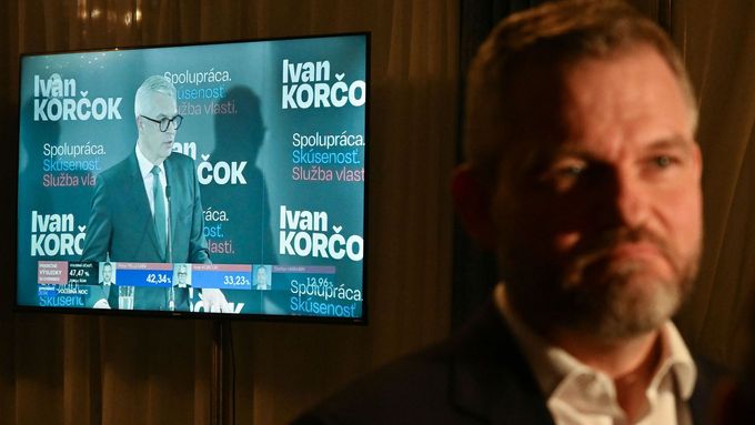 Kandidáti na slovenského prezidenta. Peter Pellegrini a v pozadí na obrazovce Ivan Korčok.