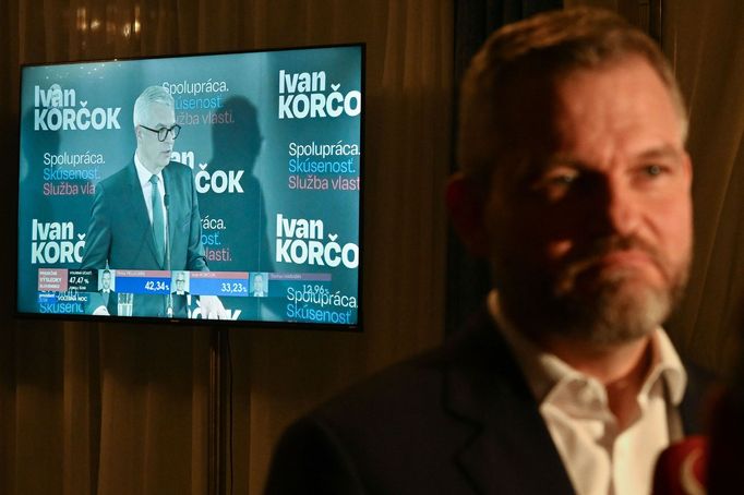 Kandidáti na slovenského prezidenta. Peter Pellegrini a v pozadí na obrazovce Ivan Korčok.