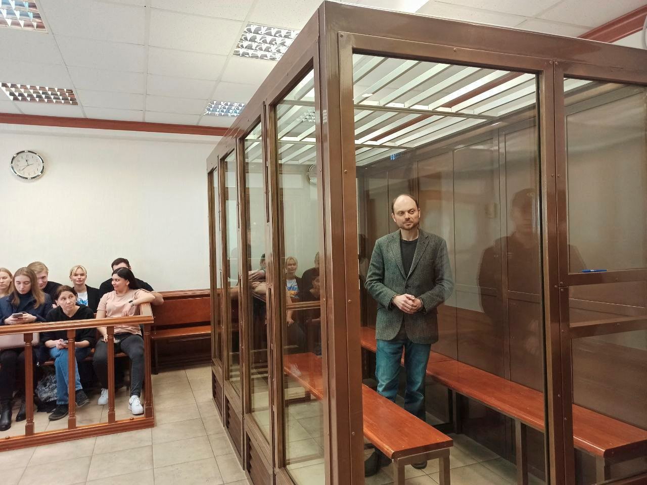 Vladimir Kara-Murza v soudní síni v Moskvě.