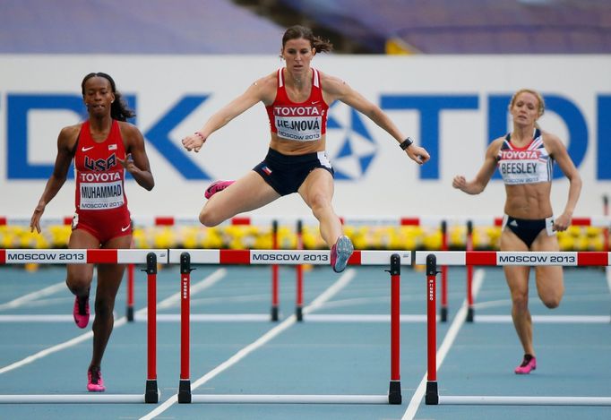 MS v atletice 2013, 400 m př. - semifinále: zleva Dalilah Muhammadová, Zuzana Hejnová a Meghan Beesleyová